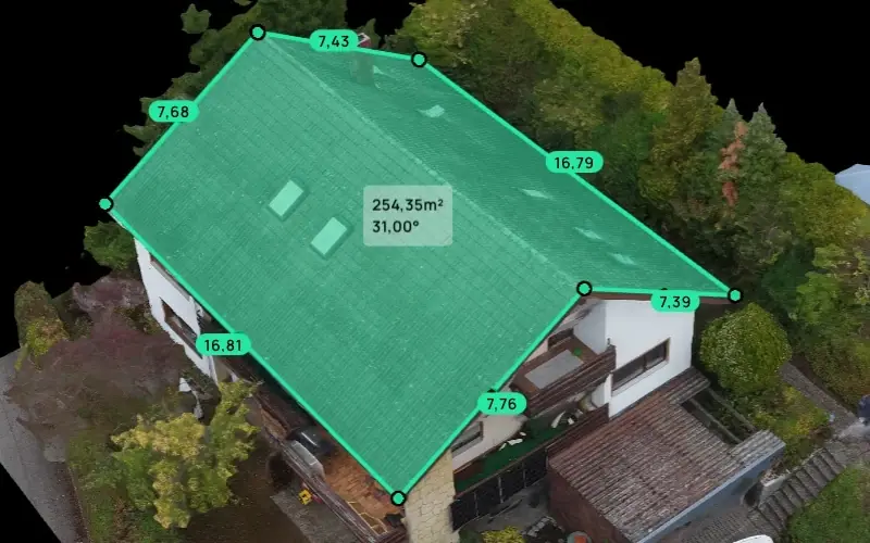 Aufmaß im 3D-Modell: Die Dachfläche ist grün markiert, mit Kantenlängen, 254,35 m² Fläche und 31° Neigung