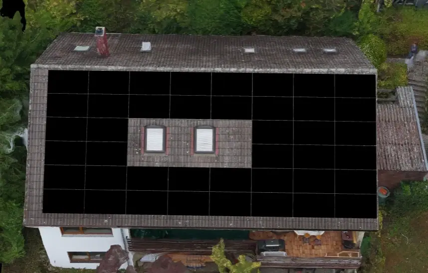 Solarplanung im 3D-Modell, Blick von oben: 42 Module auf einer Dachseite, um zwei Dachfenster herum ausgespart