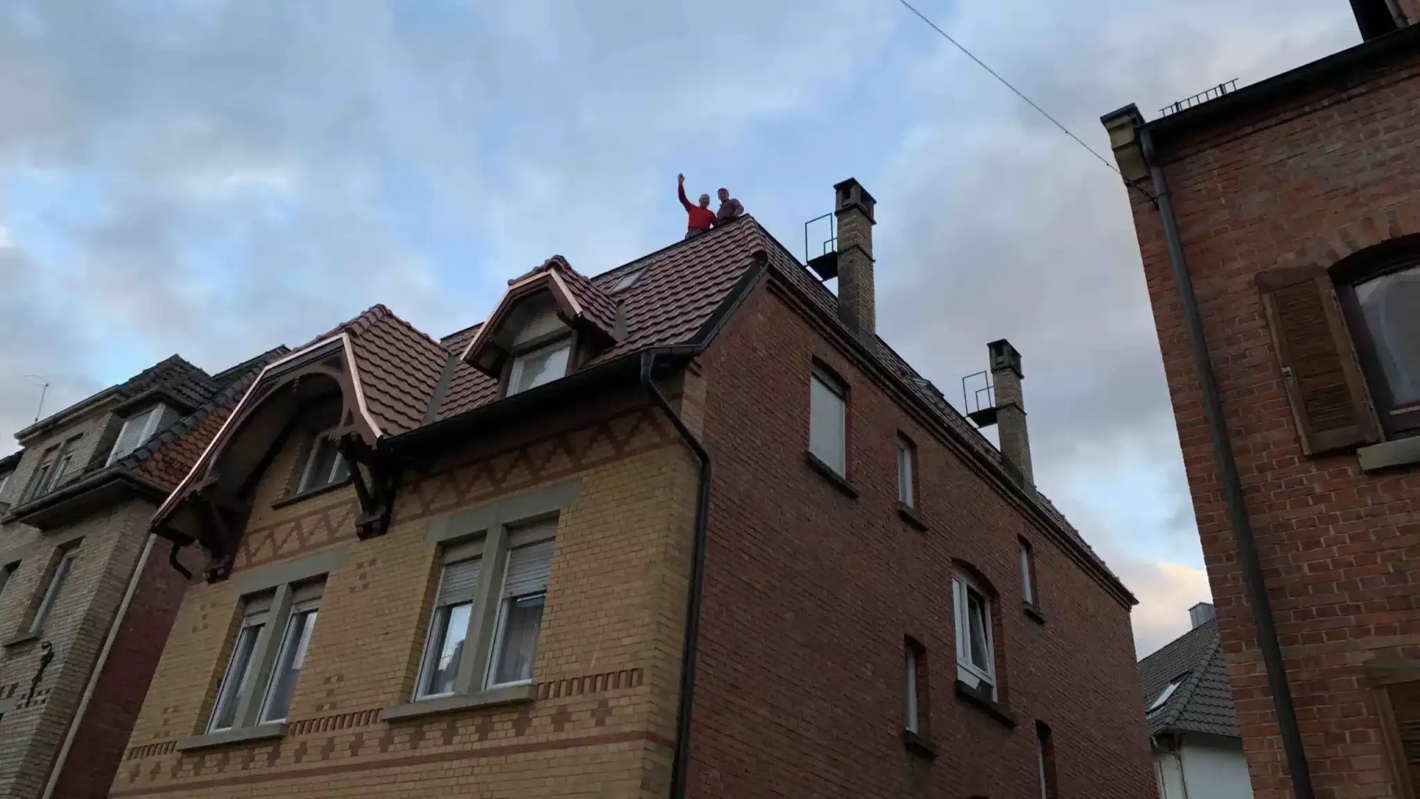 Altbau in Stuttgart mit neuen Gaubenverkleidungen aus Kupfer und neuer Dachrinne