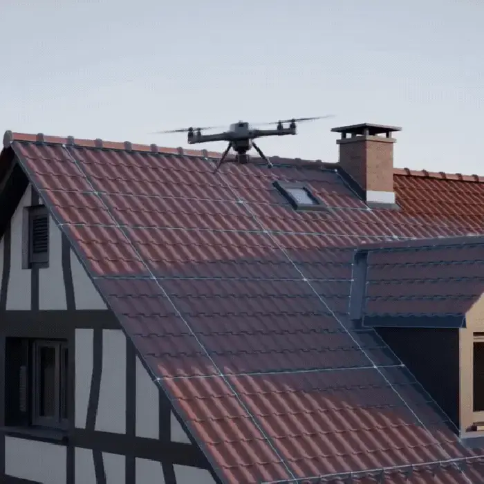 Drohne über einem Ziegeldach bei der Dachinspektion