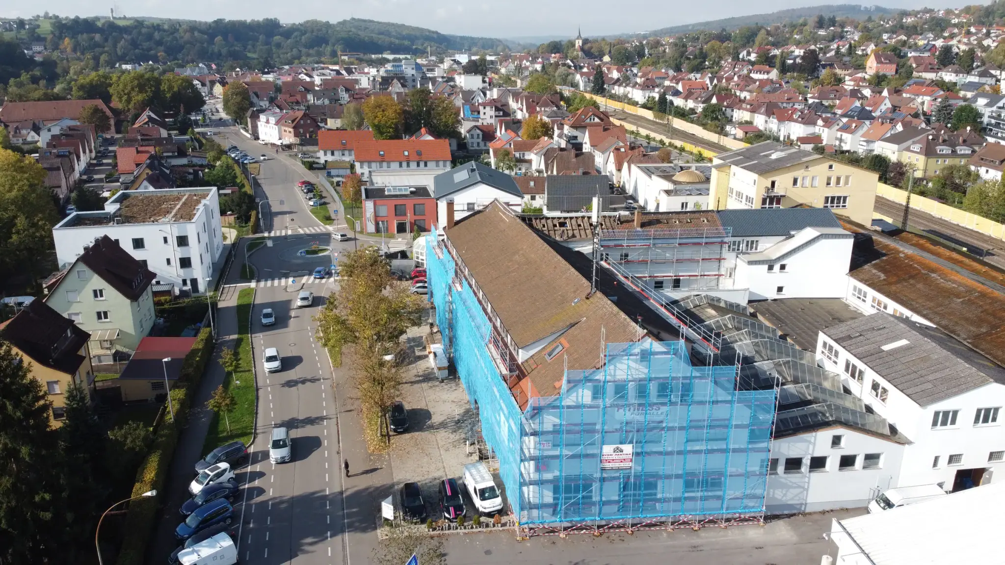 Baustelle von der Straße aus: eingerüsteter Giebel des Gewerbegebäudes